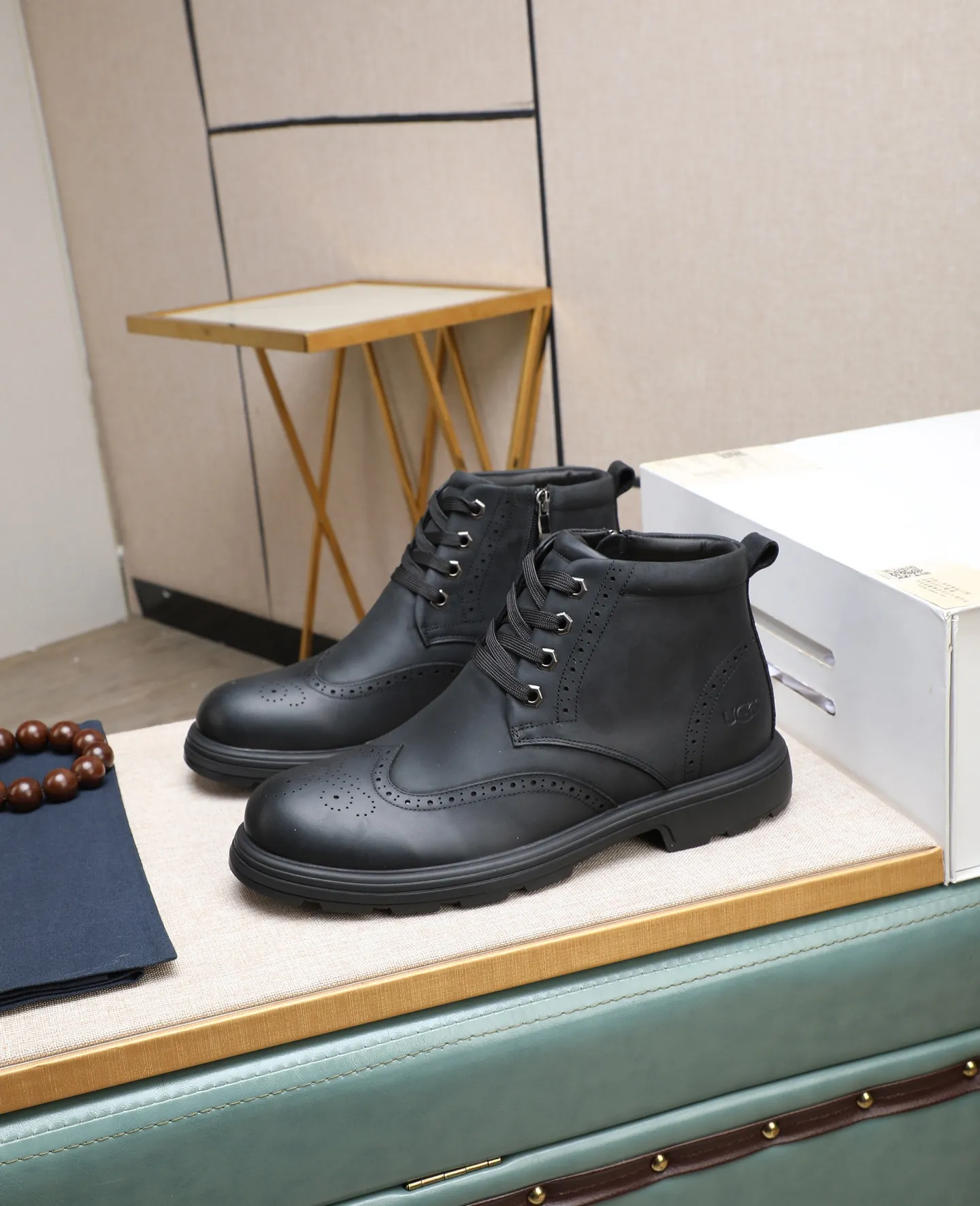 Men's shoes 💰640 (full genuine wool lining, 10% off for fake ones) Please pay attention to the quality of the original item and compare the thickness of the wool 🏮🏮 Popular UGG men's shoes from Australia's warm luxury brand, the official website is synchronized, Beckham men's style..., made of imported first-layer waxed cowhide, waxed toe cap, Australian real wool velvet lining Carefully sewn...Imported rubber Martin boots outsole (comfortable, soft, wear-resistant) The quality is really great...Exquisite workmanship, you won't be able to put it down at first sight, size 39-44 (customized in 45)